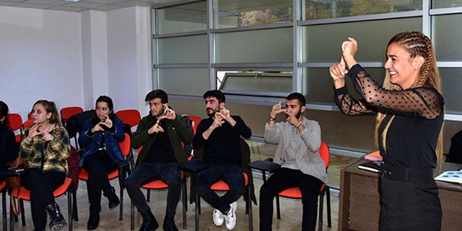Sınıf arkadaşları için işaret dili öğreniyorlar