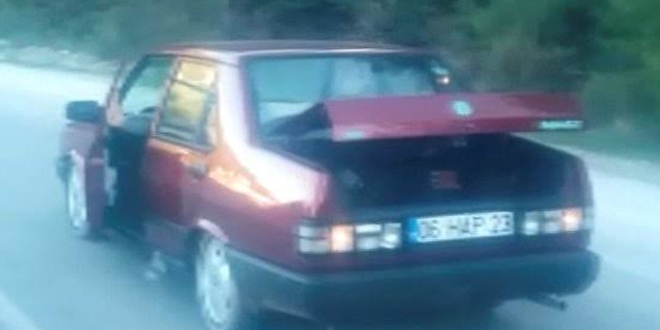 Ayağını şoför kapısının penceresinden uzatarak seyreden sürücüye ceza