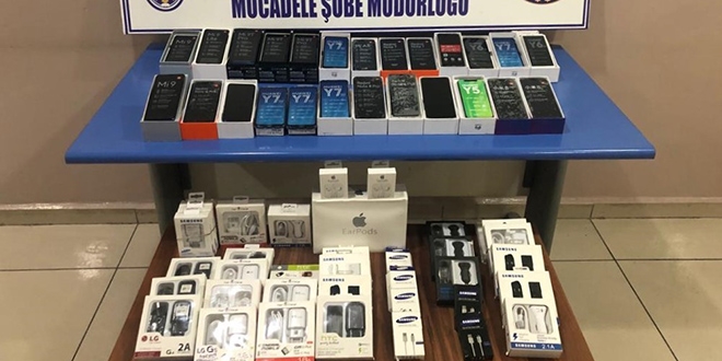 Seyyar satıcıdan 90 bin liralık kaçak telefon çıktı