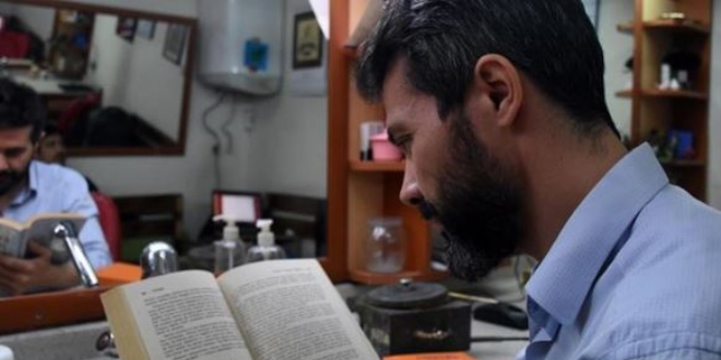 'Sosyolog berber' çevresine okuma sevgisi aşılıyor