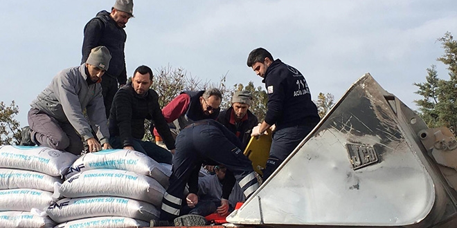 Ayağı kırılan işçiye sağlık görevlilerinden kepçeli müdahale