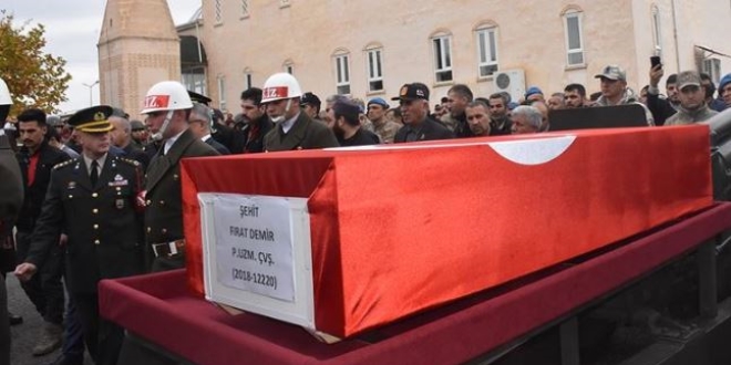 Silah kazasında şehit olan asker toprağa verildi