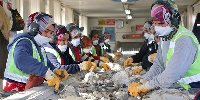 Maden ocağının kadınları ekmeğini taştan çıkarıyor