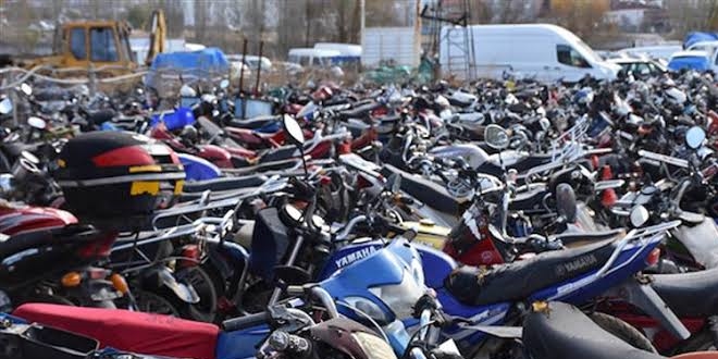 Yediemin otoparkındaki araçlar çürümeye terk edildi