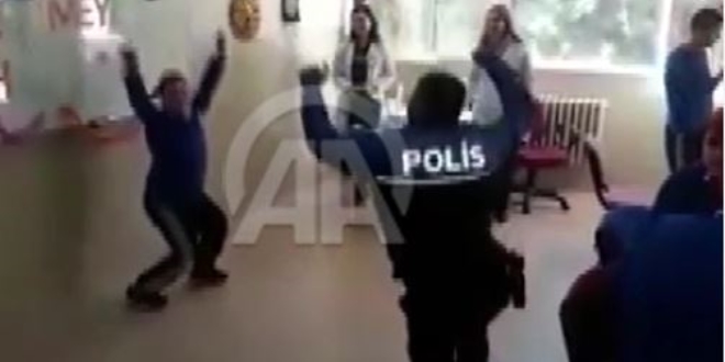 Polis memurunun down sendromlu öğrenciyle zeybek oynaması ilgi çekti