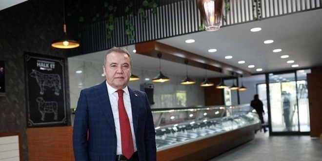 Belediye, 11 sanatçıyı küçük bir odaya koydu