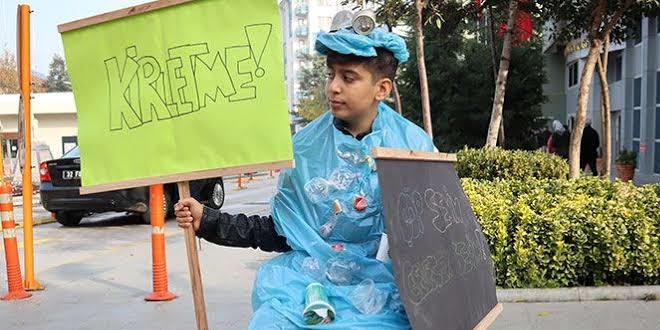 Öğretmen, çöplerden yaptığı giysiyi üzerinde sergiledi