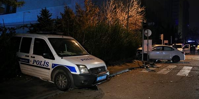 Başkentte bir otomobil polis aracına çarptı: 2'si polis 3 yaralı