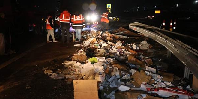 Yolcu otobüsü ile kargo tırı çarpıştı: 2 ölü, 23 yaralı