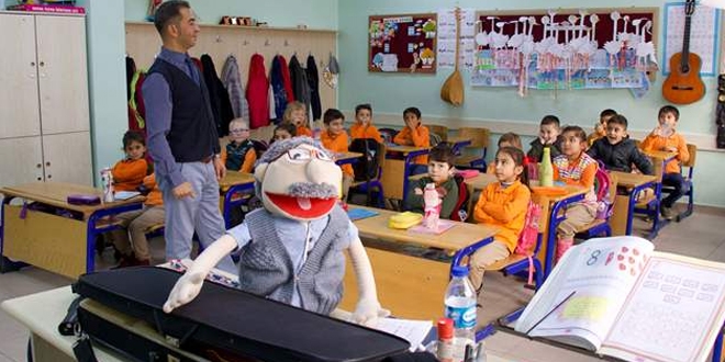 Mahir öğretmen dersleri kukla 'Bakkal Amca' ile işliyor