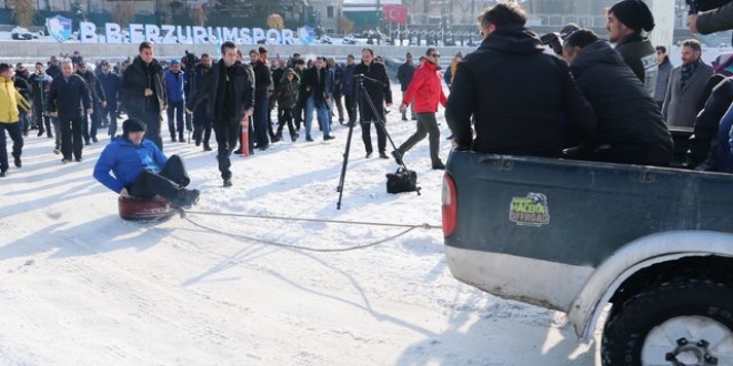Vali, otomobil lastiğine oturup, 'lastik raftingi' yaptı