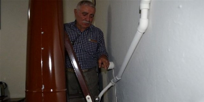 Mucit öğretmen, döşediği tesisat ile tüm evini ısıtıyor