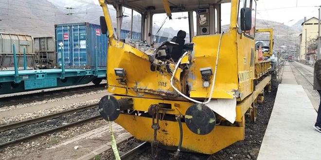 Demir yolunda iş makinesiyle mobil araç çarpıştı: 1 ölü