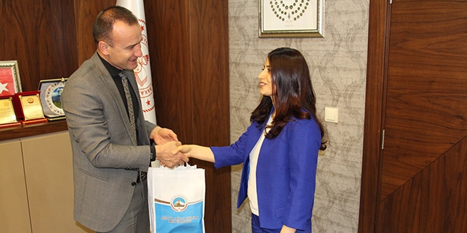 Ağrı Milli Eğitim Müdürü, öğretmenin doğum gününü kutladı