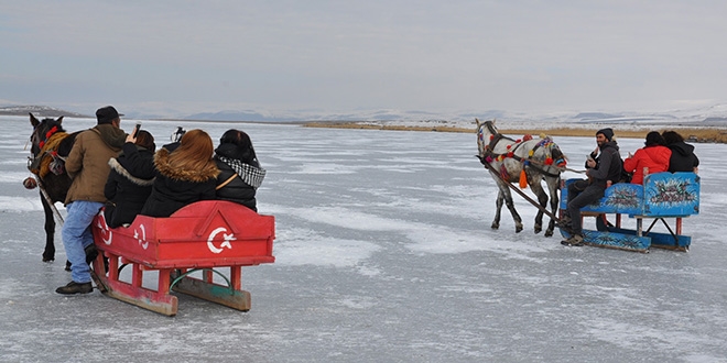 Buz tutan çıldır gölüne turistler akın etti
