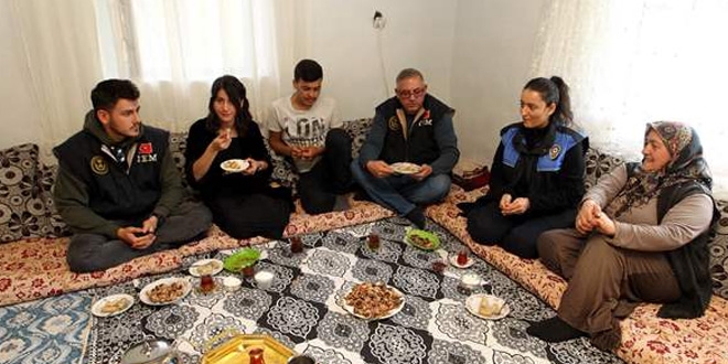 Çukurca polisi evlere konuk oluyor