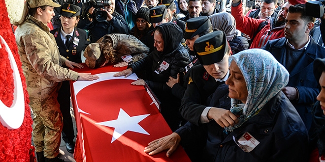 Şehit bomba imha uzmanı Esra Çevik son yolculuğuna uğurlandı