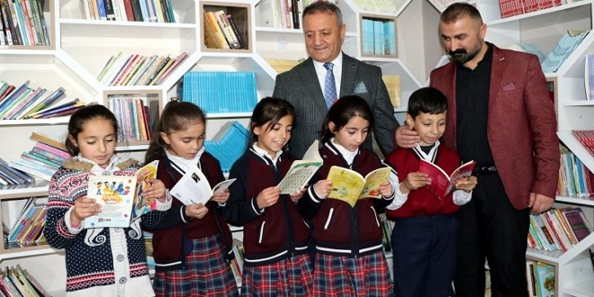 Emekli Astsubay, köy okullarına kütüphane yaptırdı