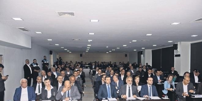 Hem maaşlarını vermedi, hem de sularını kesti