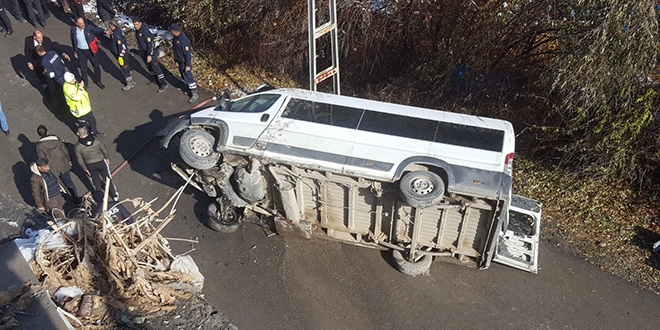 Özel Harekat polislerini taşıyan minibüs şarampole yuvarlandı