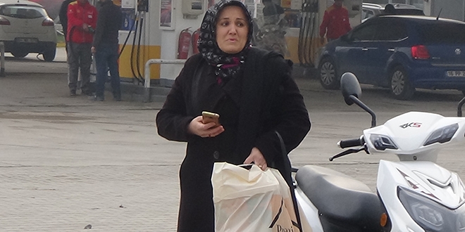 Tesadüfen olay yerinden geçti, eşinin öldüğünü kimse söyleyemedi