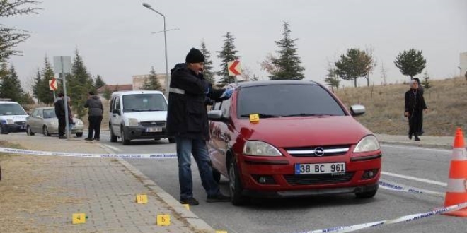 Erciyes Üniversitesi Hukuk Fakültesi önünde silah sesleri