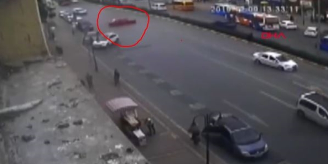 Bir türlü uslanmıyorlar! Cadde ortasında drift yaptı