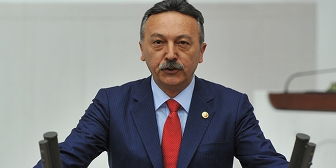 Milletvekili maaşını, kız öğrencilere burs olarak veriyor