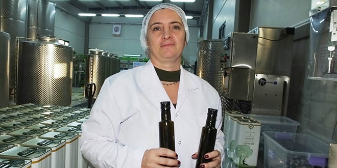 Kadın öğretmen fabrikatör oldu, ödüllü zeytin yağları üretti