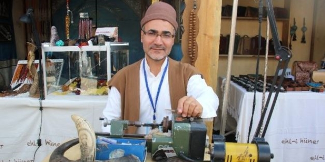 Tesbih ustası, yaptığı tesbihlerle hayran bırakıyor