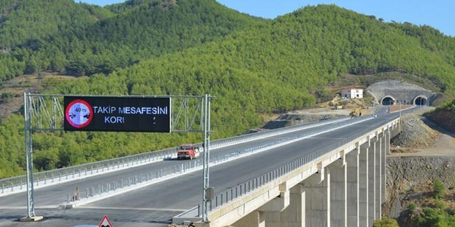 Bakan Turhan açıkladı... Akdeniz Sahil Yolu akıllanıyor