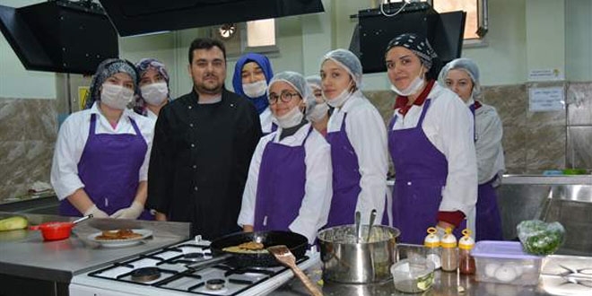 Fabrika gibi çalışan lisenin öğrencileri hem öğreniyor hem kazanıyor