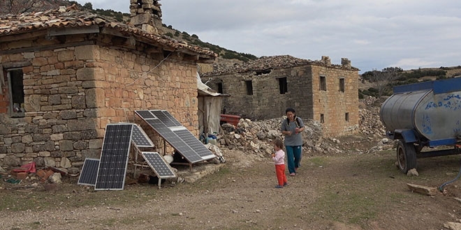 37 yıl önce terk edilen köyde bir tek onlar kaldı