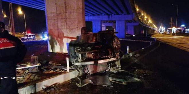 Otomobil köprünün beton blokuna çarptı: 3 öldü, 2 yaralı