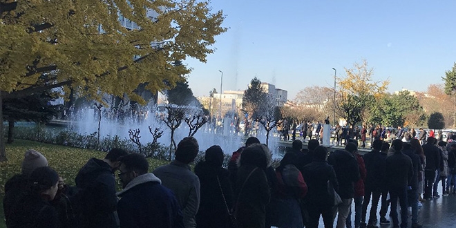 İş başvurusu için İBB'nin önünde metrelerce kuyruk oluştu