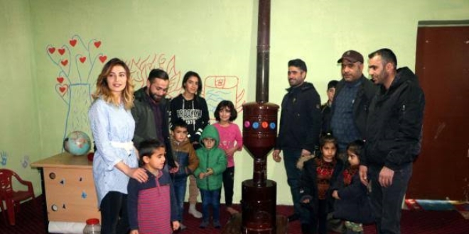 Onardığı eski köy okulunda miniklere eğitim veriyor