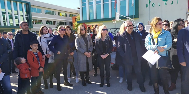 Maaş alamayan öğretmenler birbirlerine sarılıp ağladı