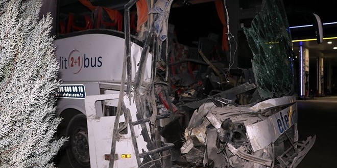 Yolcu otobüsü kamyonla çarpıştı: 1'i ağır 10 yaralı