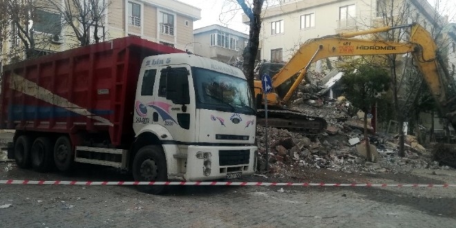 Depremde hasar gören binayı yıkan kepçe, sağlam binaya da zarar verdi