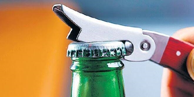 13 yaşındaki kız şişeyi açarken gözünü kaybediyordu