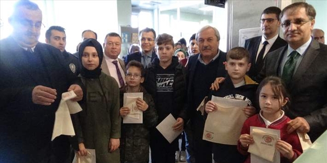 Öğrencilerin Mehmetçiğe yazdığı mektuplar, mendillerin içinde yola çıktı