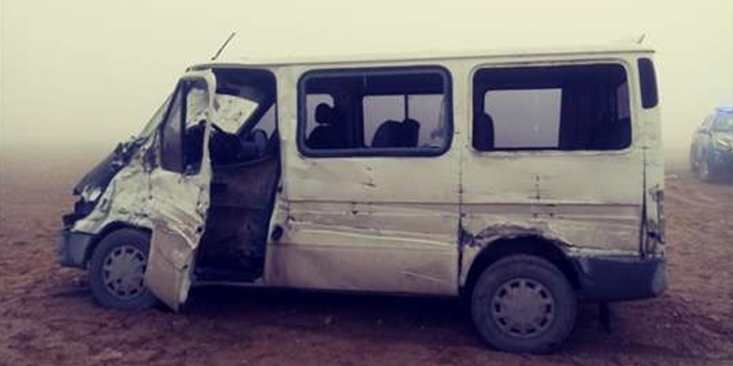 Öğretmenleri taşıyan minibüs kamyonla çarpıştı: 13 yaralı