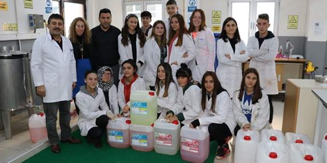 Meslek lisesi öğrencileri, okullar için temizlik ürünleri üretiyor