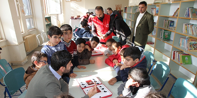 Okul okul dolaşıp öğrencilere zeka oyunları öğretiyorlar