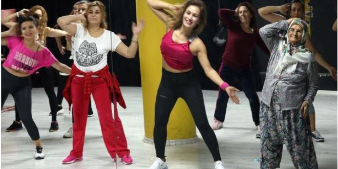 82 yaşındaki kadın geliniyle dans kursuna gidiyor