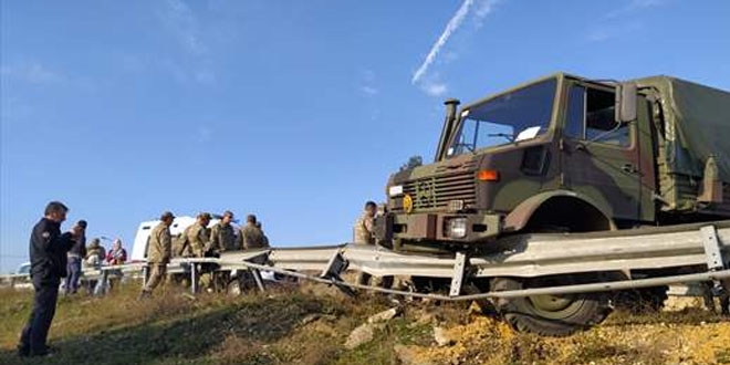 Edirne'de bariyere çarpan askeri araçtaki 8 asker hafif yaralandı