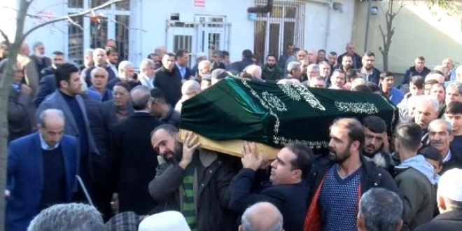 Lise öğrencisi, 'yan baktın' kavgasında öldürüldü