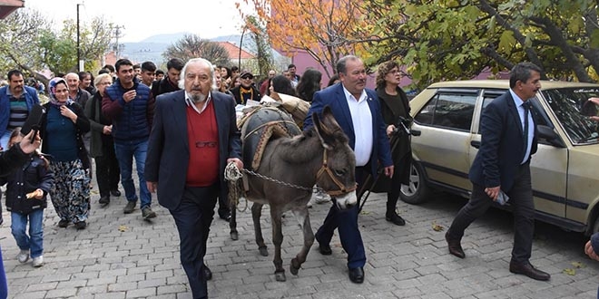 Kitaplar kütüphaneye eşekle getirildi