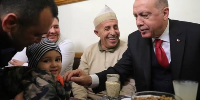 Erdoğan, Fatih'te bozacıda vatandaşlarla sohbet etti