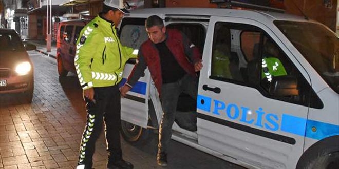 Sahte polis kimlik kontrolü yaparken yakalandı